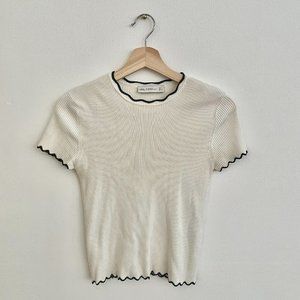 ZARA | Knit Off White/Cream Ribbed T-Shirt w/ Black Trim | Size: Medium (M)